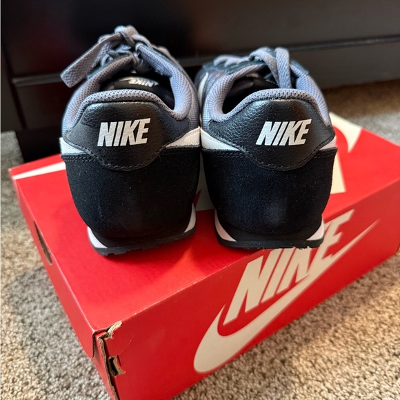 Nike Women's Genicco Sneakers New - Picture 5 of 9